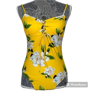 Cupshe Medium Bright yellow floral gardenia print. Front lattice tie detail. EUC